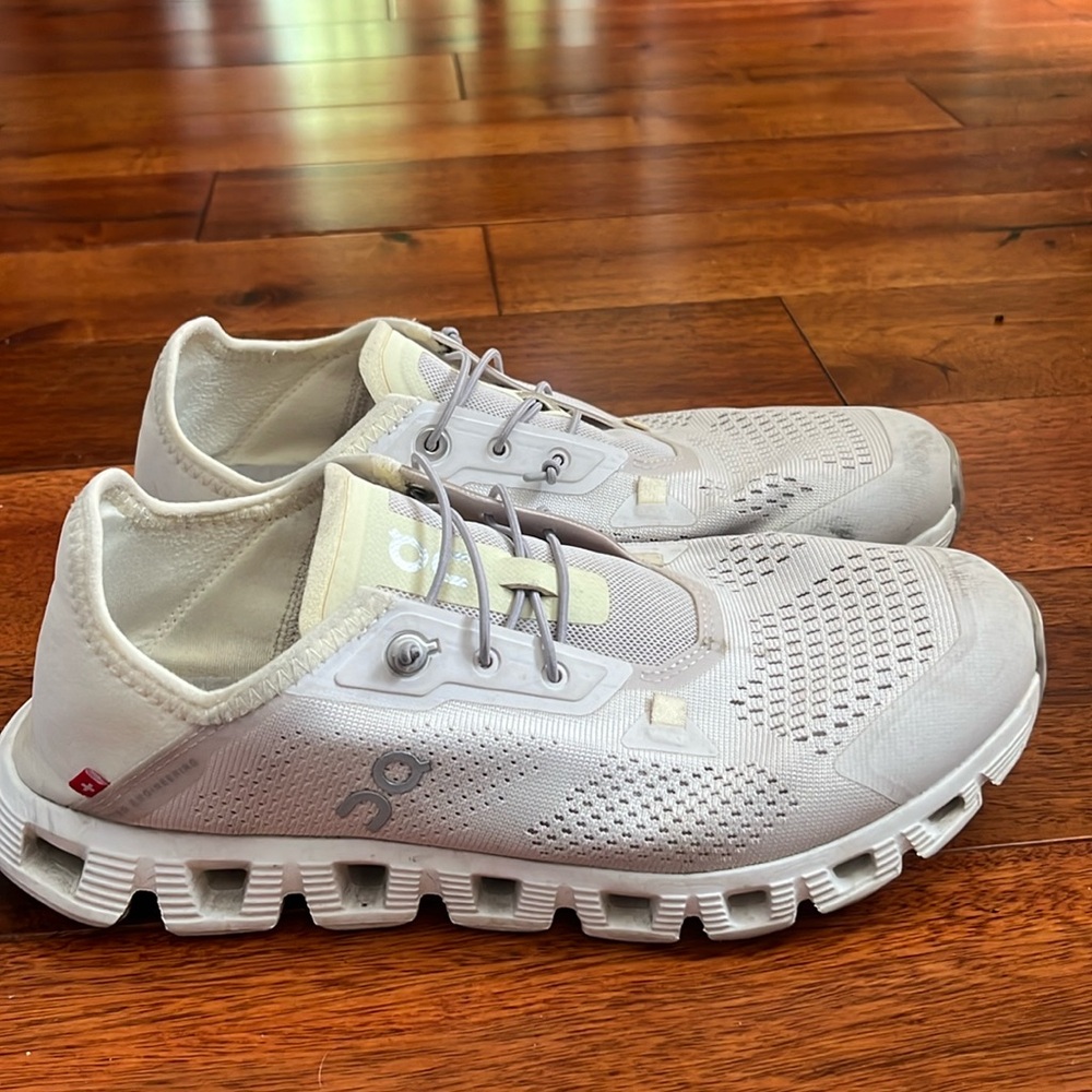 On Cloud running/walking shoes